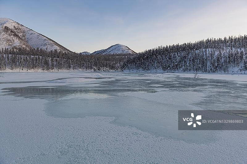俄罗斯雅库特萨哈共和国，骨头之路上的冰冻湖面上的开放水域图片素材