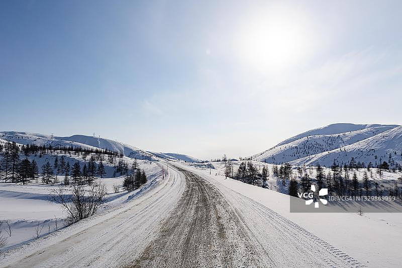 俄罗斯马加丹州“骸骨之路”沿线的雪山图片素材