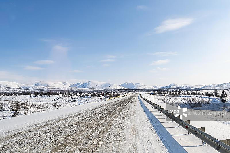 俄罗斯马加丹州“骸骨之路”沿线的雪山图片素材