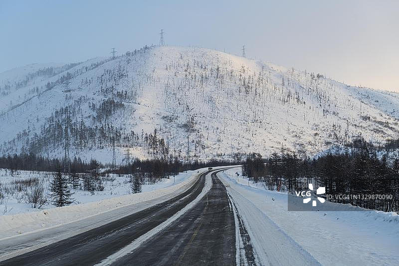 俄罗斯马加丹州“骸骨之路”沿线的雪山图片素材