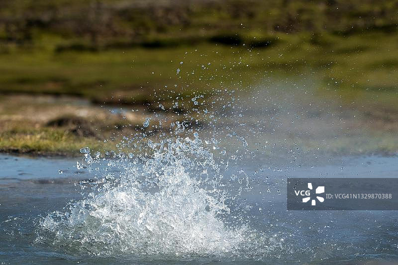 冰岛高地Hveravellir地热区喷涌的泉水图片素材