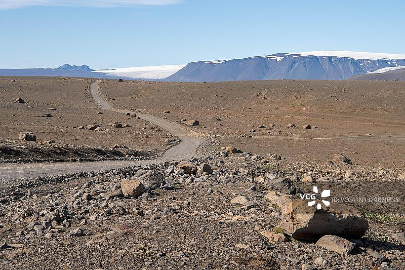 冰岛火山地貌中的孤独砂砾路图片素材