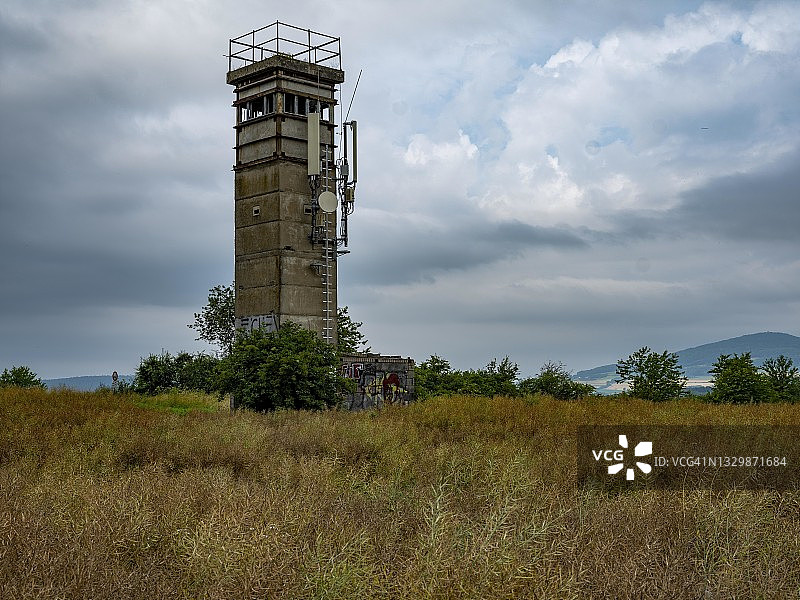 图林根州和黑森州边界上的前民主德国瞭望塔，西向视角，位于德国图林根州布特拉尔图片素材
