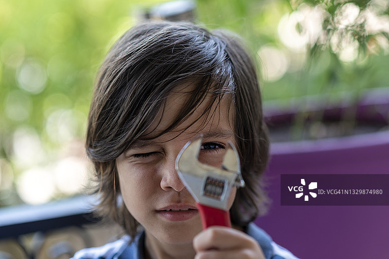 男孩拿着扳手图片素材