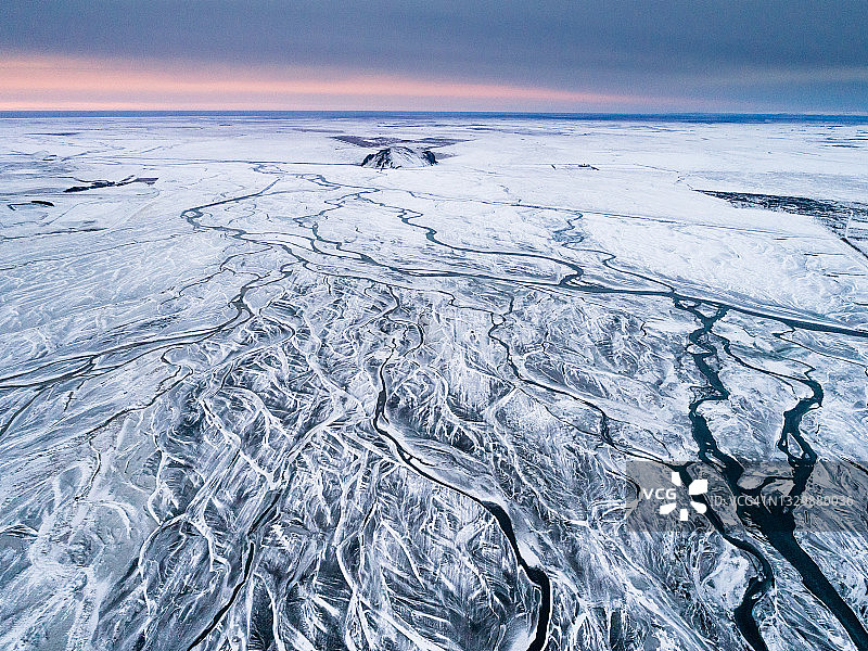 冰岛冬季景观和冰冻的辫状河流航拍图片素材