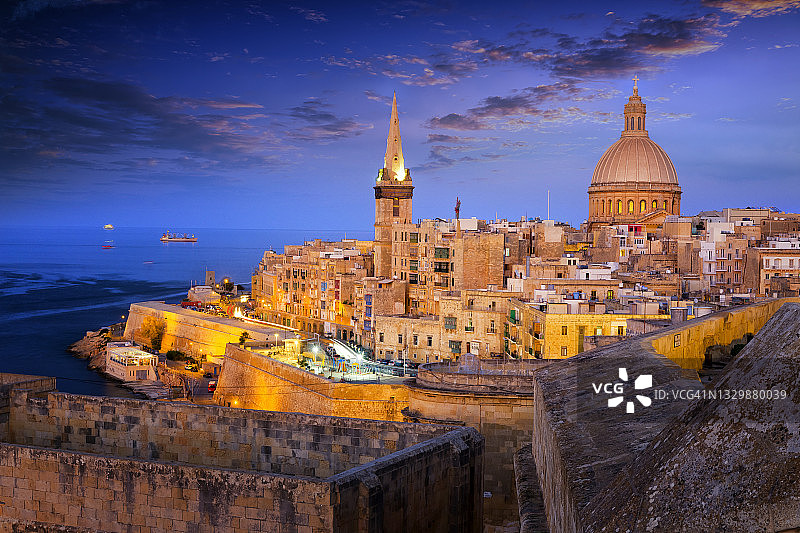 马耳他瓦莱塔老城夜景，含圣保罗大教堂和马尔萨梅谢特港图片素材