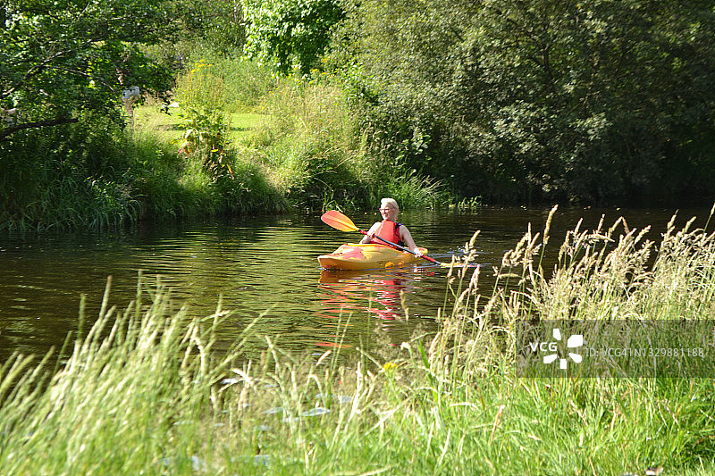 在爱尔兰，女子在独木舟上享受河上时光图片素材