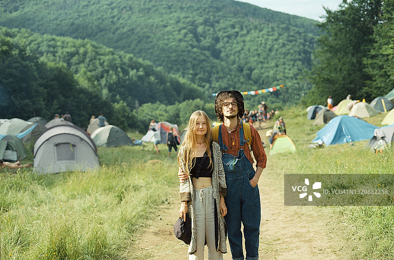 在音乐节上的嬉皮士情侣肖像图片素材