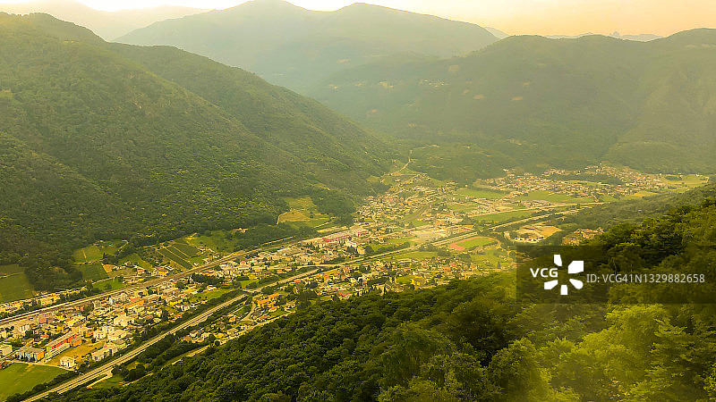 阳光明媚的夏日里韦拉山谷城市航拍图片素材