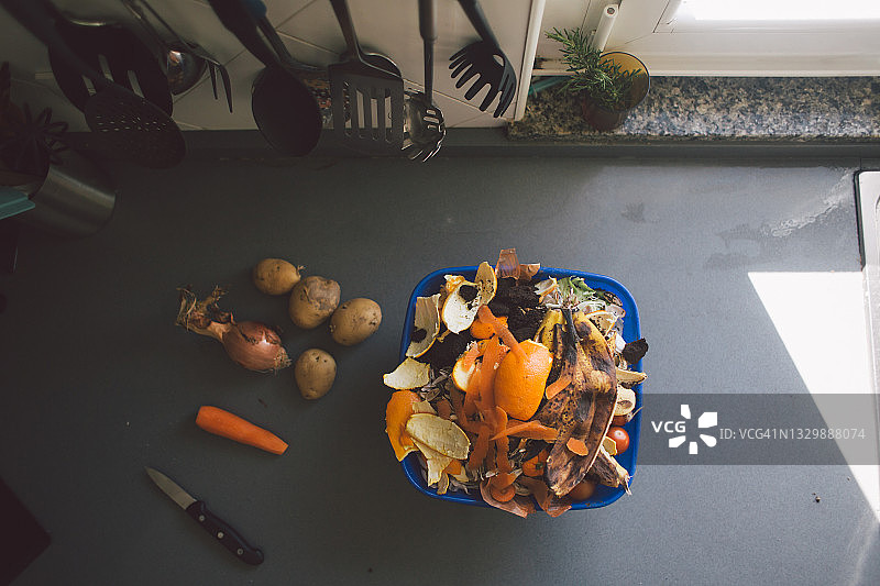 厨房容器内用于堆肥的蔬菜废料图片素材