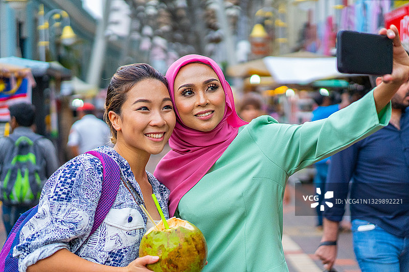 年轻漂亮的千禧一代亚洲朋友在度假时一起自拍图片素材