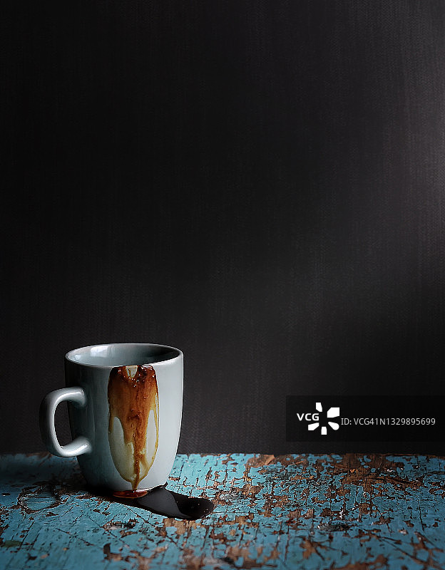黑色背景上的极简主义咖啡静物摄影图片素材