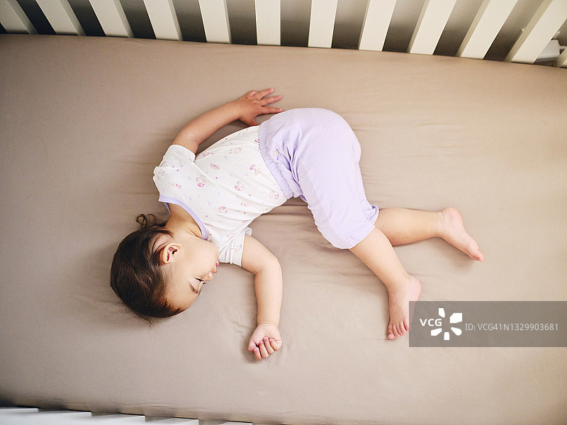 宝宝在婴儿床上睡觉图片素材