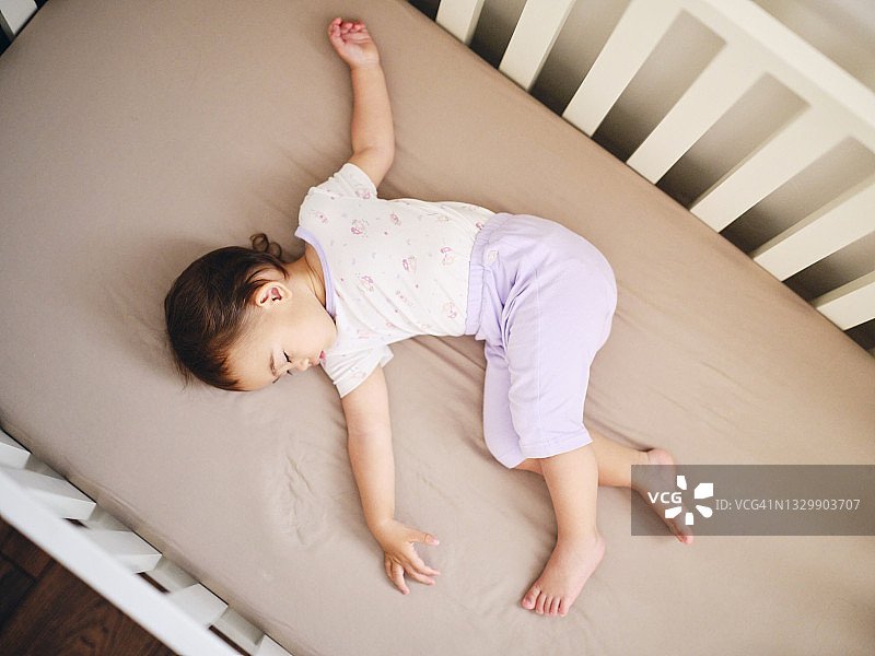 宝宝在婴儿床上睡觉图片素材