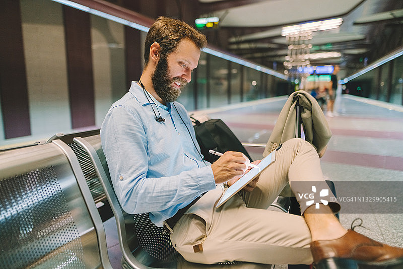 出差中使用平板电脑的商人图片素材