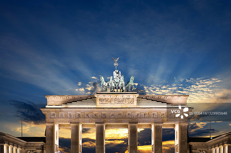 德国柏林日落时分的勃兰登堡门图片素材