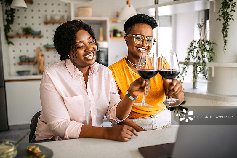 与朋友的线上派对图片素材