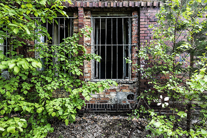 废弃建筑物上的破损窗户图片素材