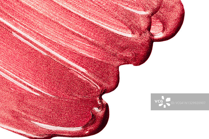 白色背景上红色闪光唇膏质地，唇彩、指甲油涂抹，化妆和护肤品，美容化妆品，美容学，特写图片素材