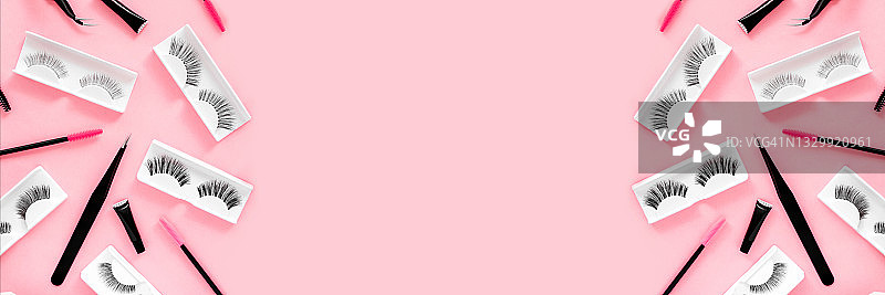 粉色背景上的睫毛嫁接工具、化妆品和配件banner图片素材