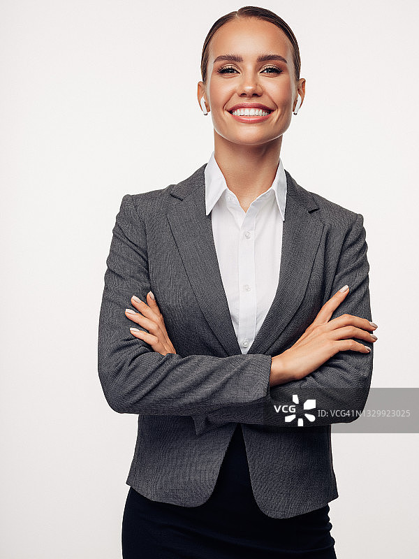 兴奋的女人展示空白名片图片素材