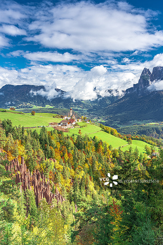 意大利雷农土堆金字塔鸟瞰图图片素材