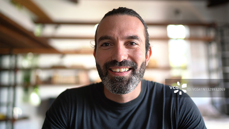 男子在家进行视频通话-网络摄像头视角图片素材