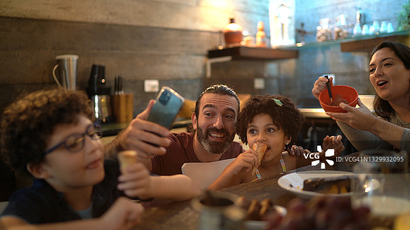 父亲在家拍摄家人吃冰淇淋图片素材