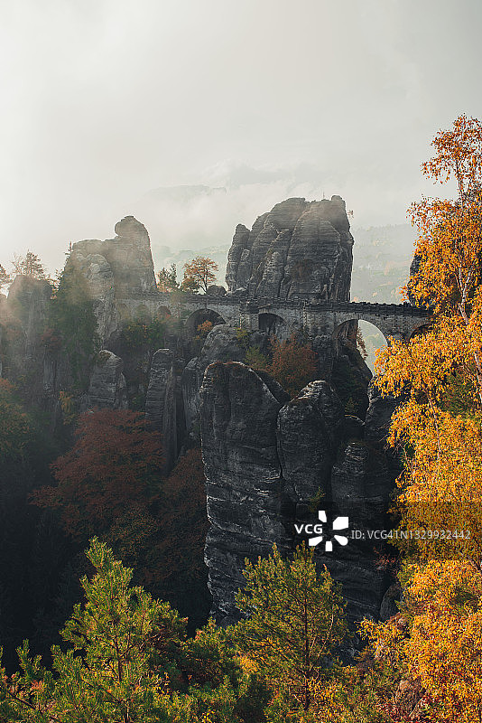 远眺萨克森瑞士的巴斯泰桥图片素材