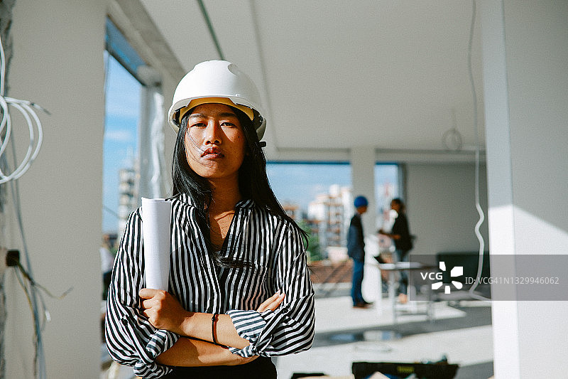 在建筑工地上的女建筑师肖像图片素材