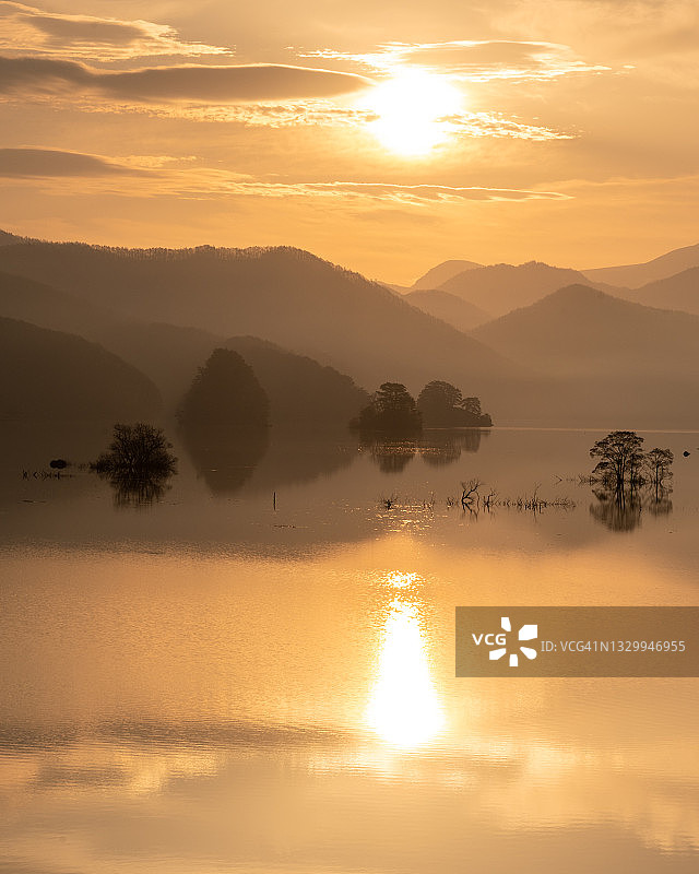 秋元湖的清晨景色图片素材
