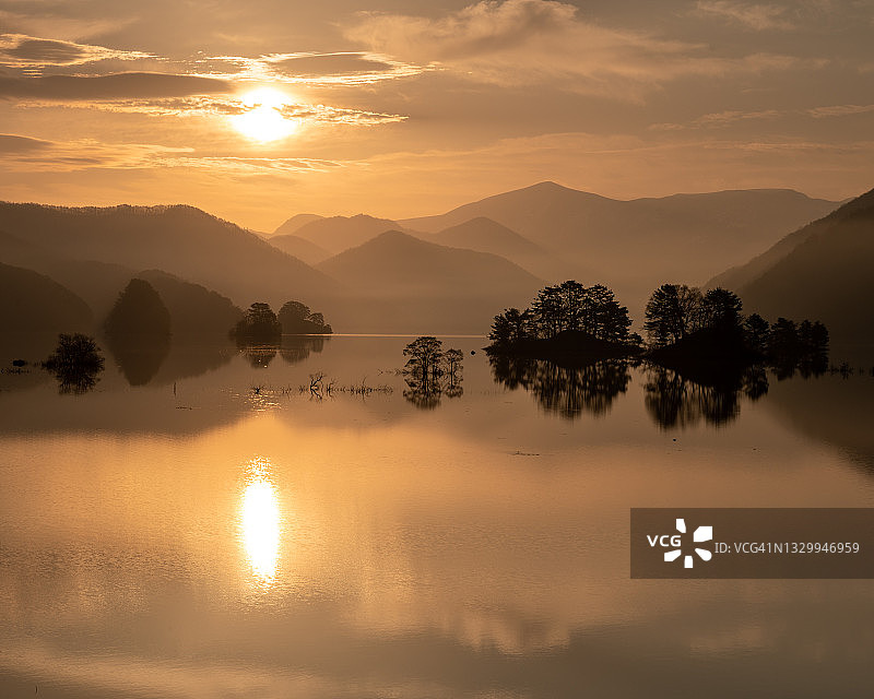 秋元湖的清晨景色图片素材
