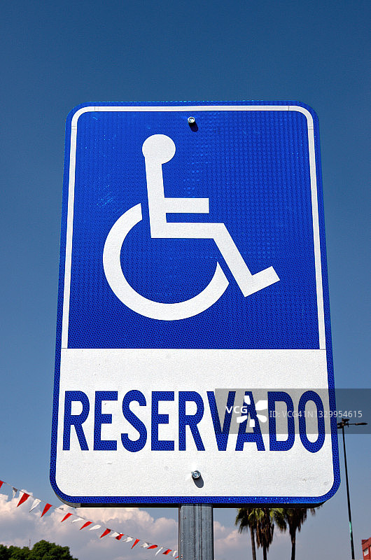 西班牙语标识：残疾人专用停车位图片素材