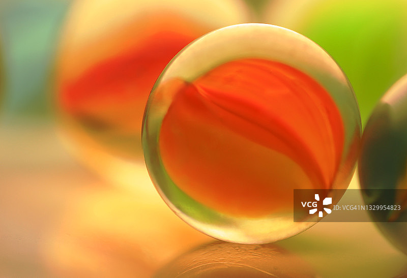 橙色玻璃弹珠特写图片素材