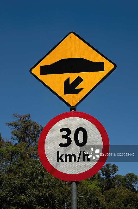 减速带和限速30公里/小时的警告标志图片素材