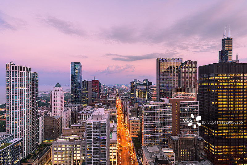 日落时分的芝加哥天际线航拍图片素材
