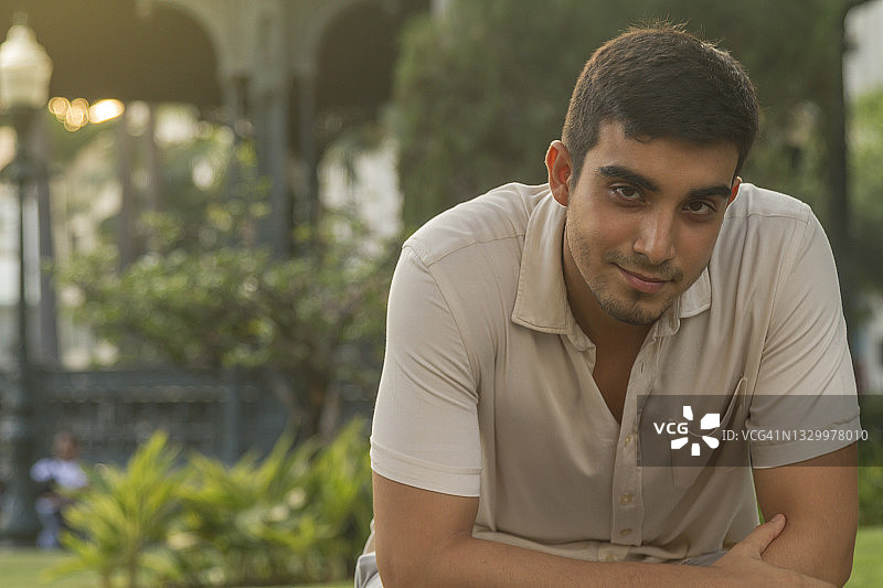 在厄瓜多尔瓜亚基尔的伊瓜纳斯公园旅行和摆姿势的拉丁裔青年男性肖像图片素材