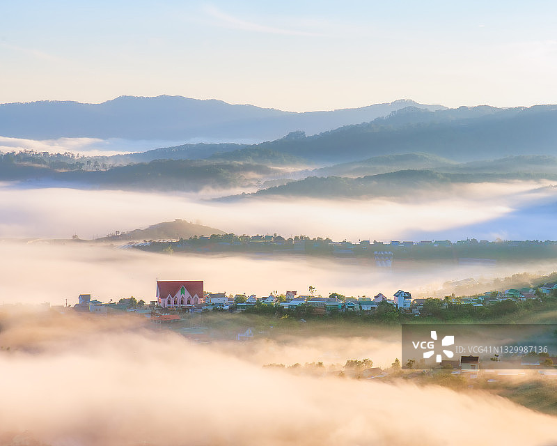 日出时山谷中美丽的村庄图片素材