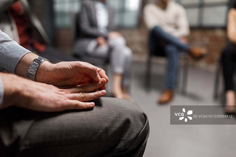 团体治疗中紧张的商人特写图片素材