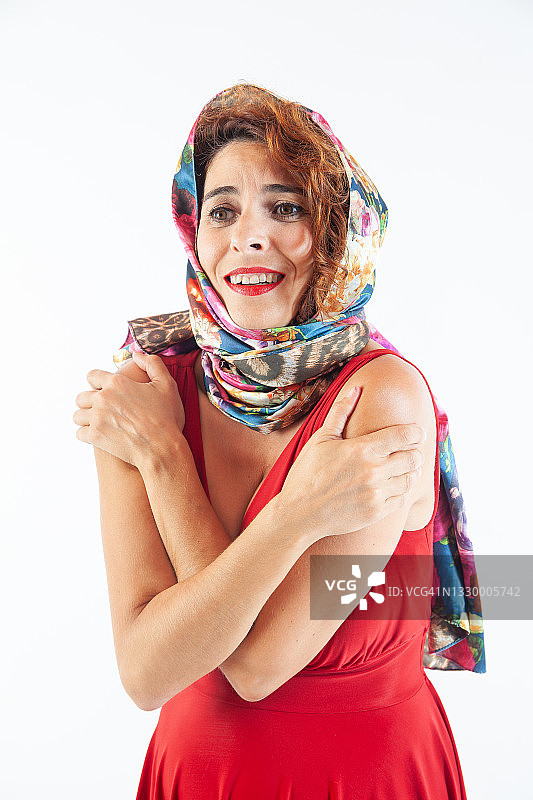 戴着头巾、起鸡皮疙瘩的震惊女人因情绪而冻僵图片素材