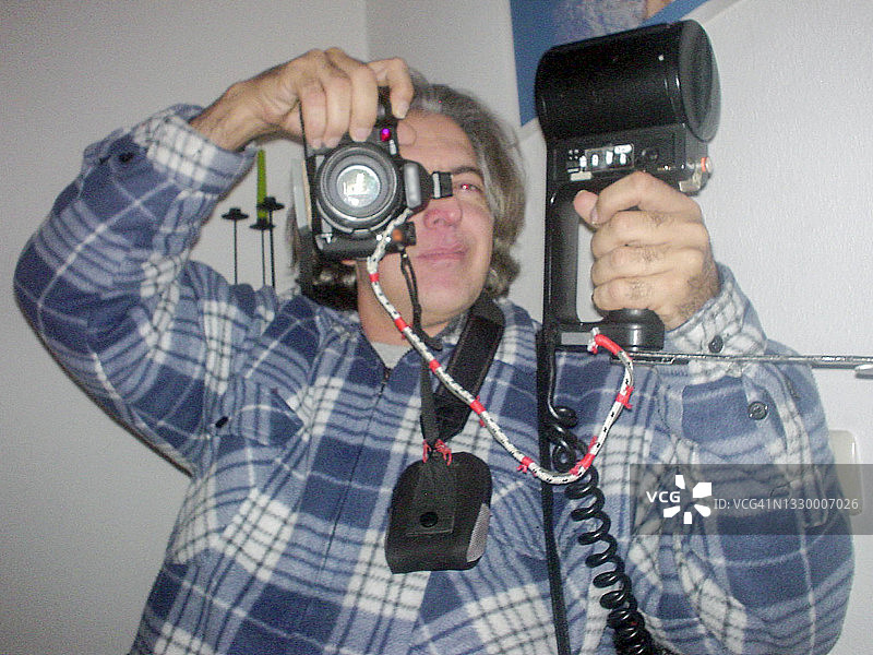 使用相机和闪光灯的专业摄影师图片素材