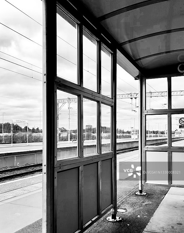 在车站等候图片素材