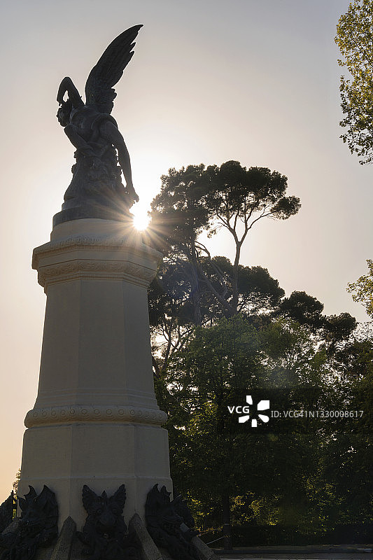 马德里丽池公园的阿方索十二世纪念碑图片素材