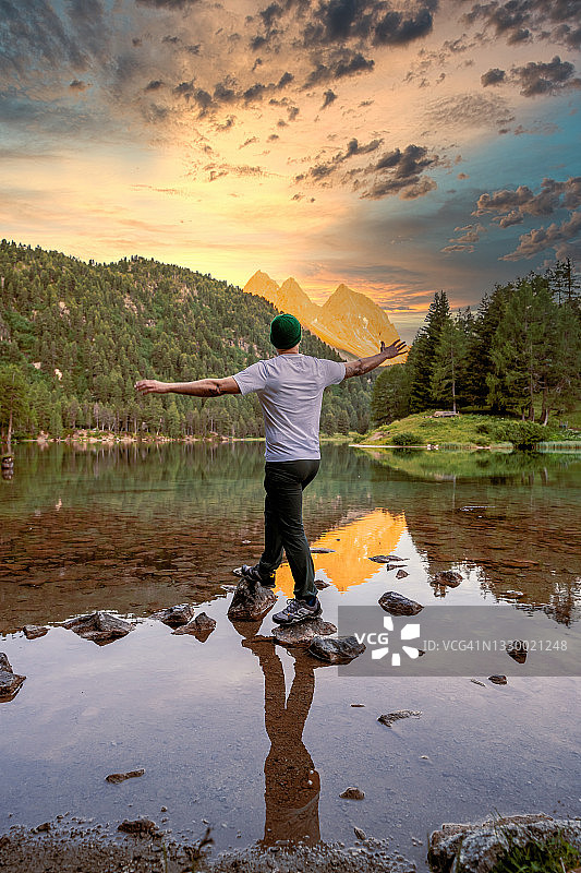 在山湖背景下的男性游客图片素材