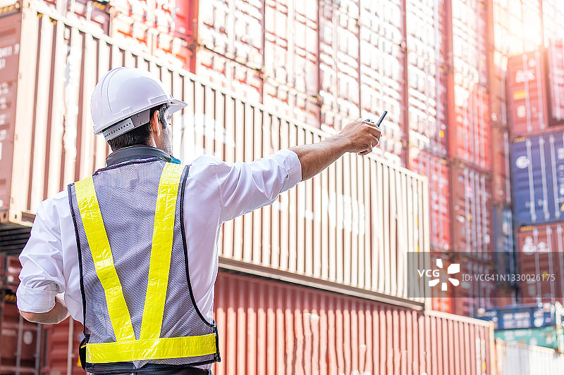 工头控制工业集装箱货船图片素材