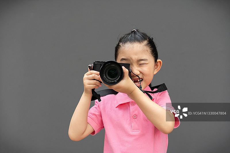 灰色背景上的小记者图片素材