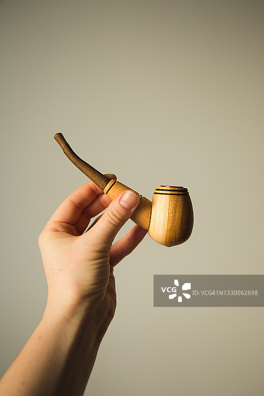 手持烟斗图片素材