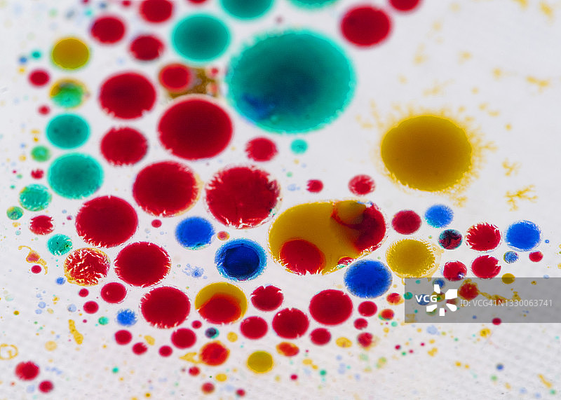 水上的抽象油彩艺术图片素材