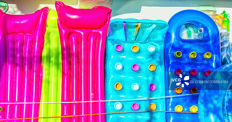 充气泳池漂浮筏图片素材