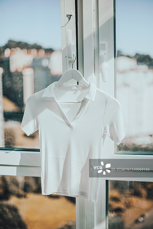 家里的衣架上的白色T恤图片素材